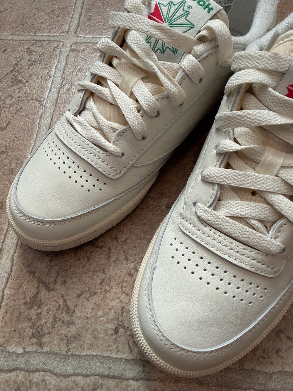 Reebok Leather Sneakers in Cream with Green and Red Logo. Size US W7.5 - Picture 5 of 11